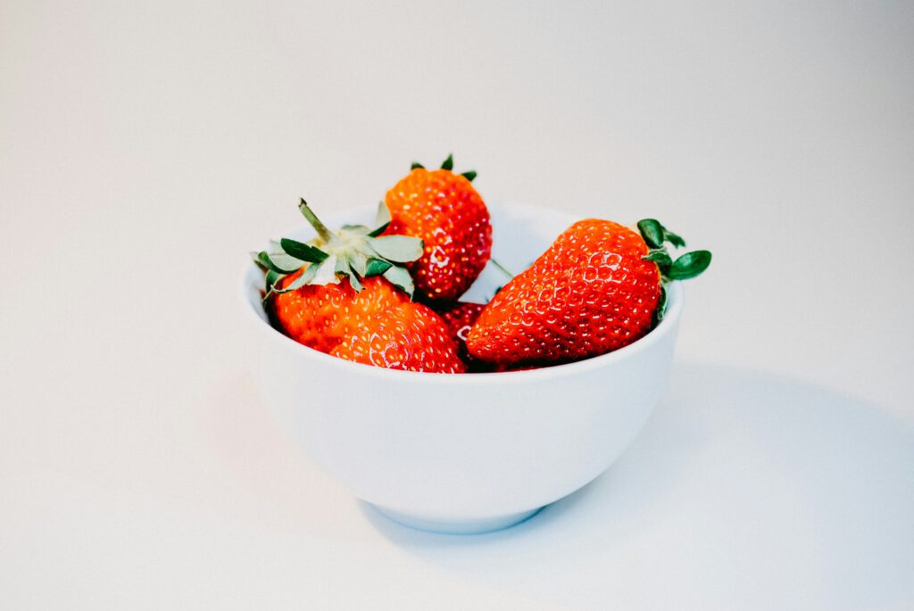 Low Sugar Snacks for Kids with Natural Sweeteners 1 Fresh strawberries in a white bowl on a light background